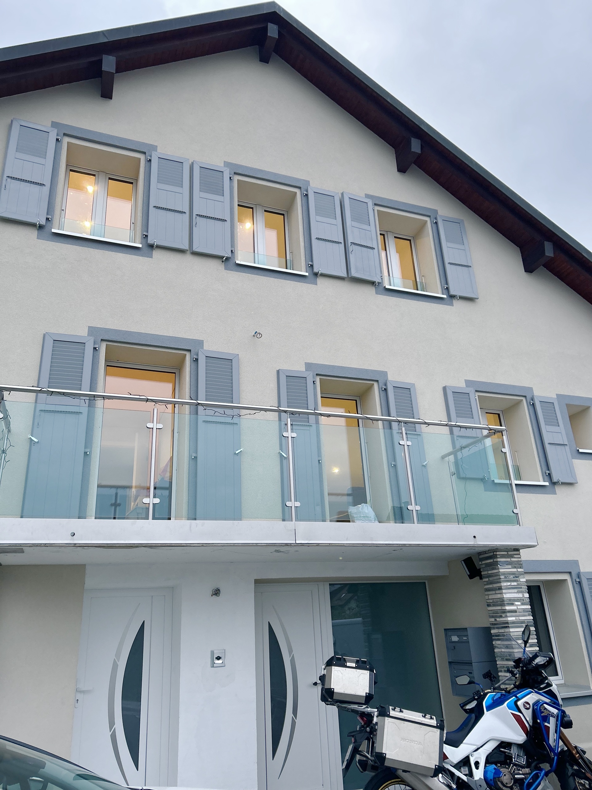Außenansicht eines Mehrfamilien- oder Stadthauses mit Balkon