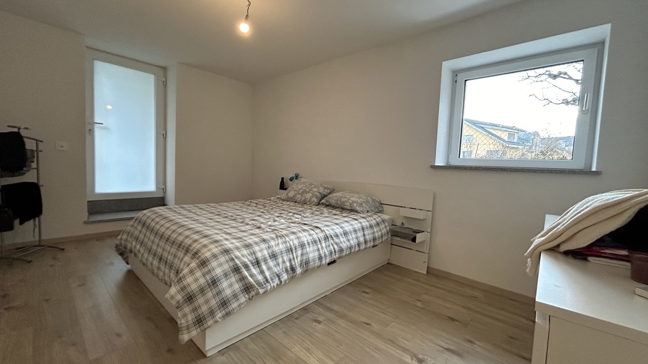 Helles Schlafzimmer mit Doppelbett