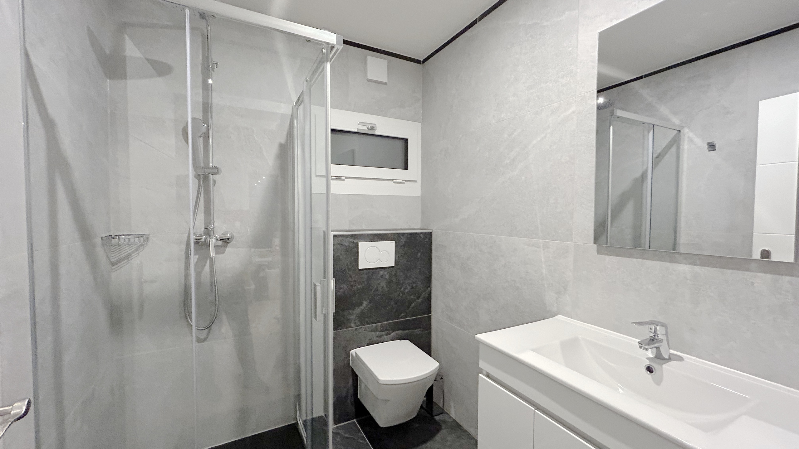 Modernes Badezimmer mit Dusche, WC und Waschbecken