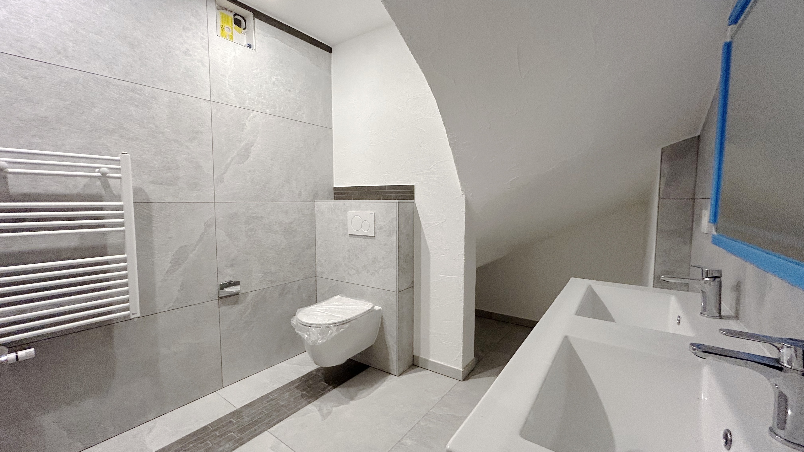 Modernes Badezimmer mit WC und Doppelwaschbecken