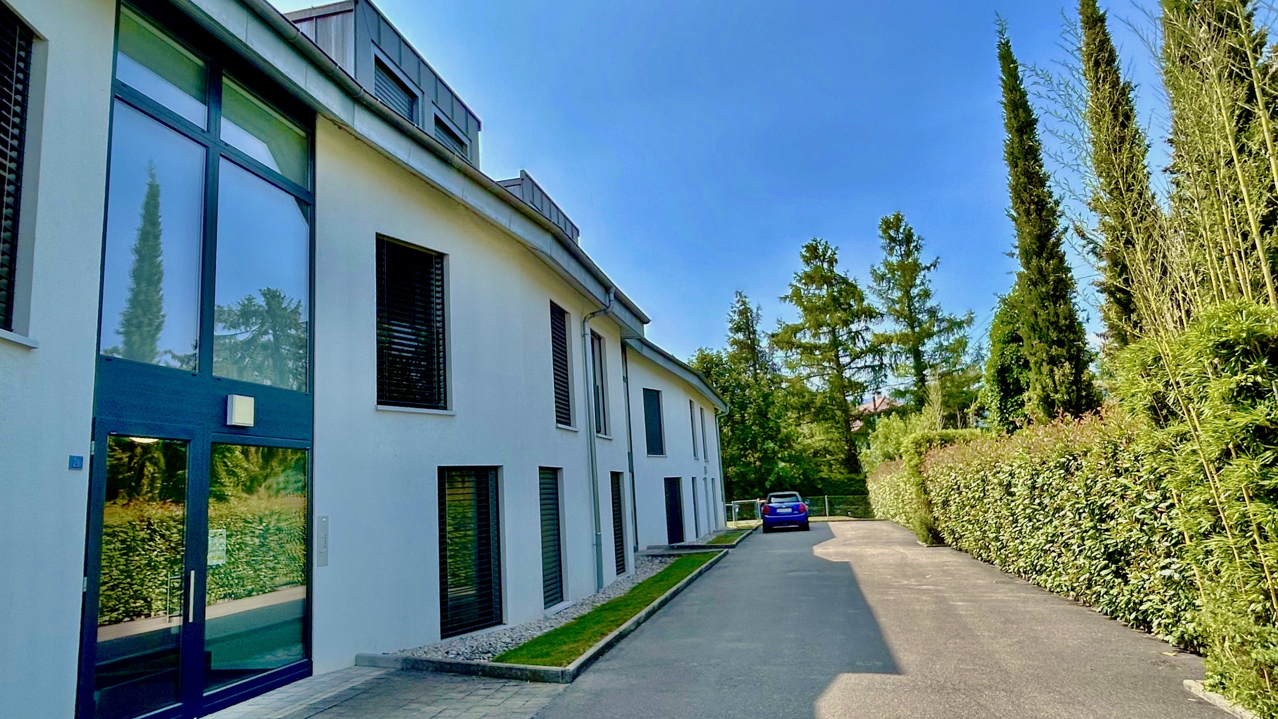 Moderne Außenansicht eines Wohngebäudes mit Zufahrt