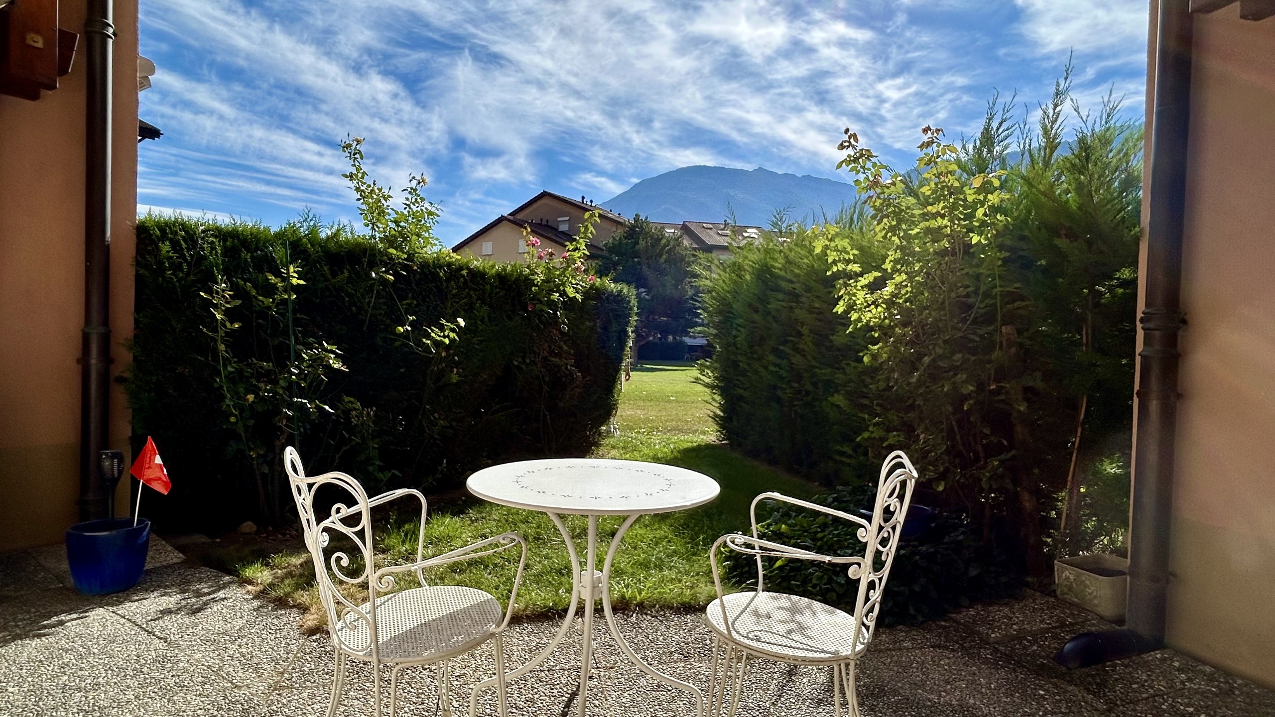 Terrasse mit Gartenmöbeln und Bergblick