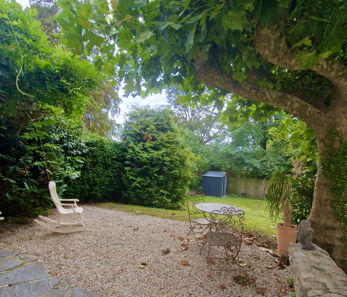 Grüner Garten mit Sitzplatz