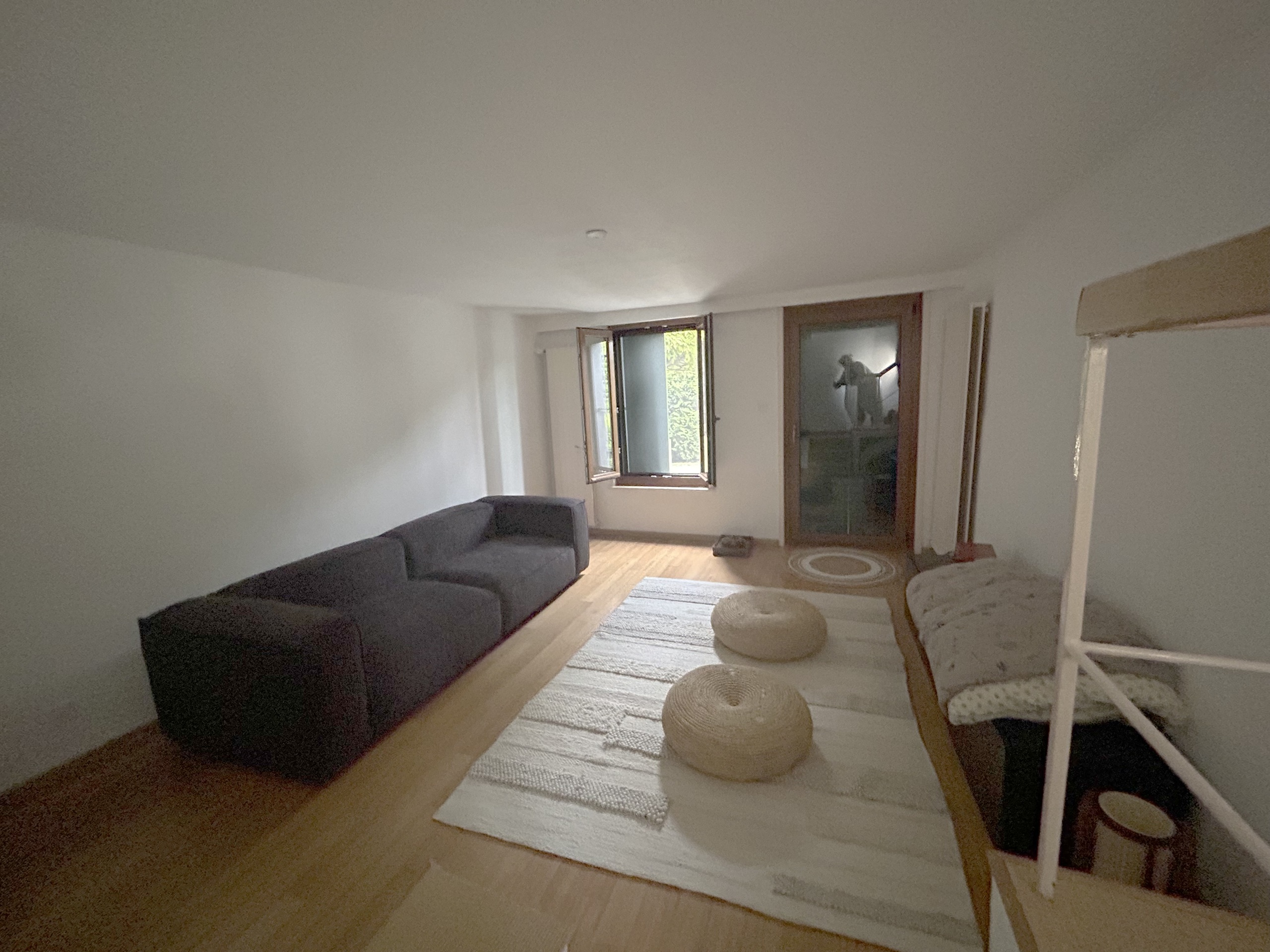 Helles Wohnzimmer mit Sofa und Fenster