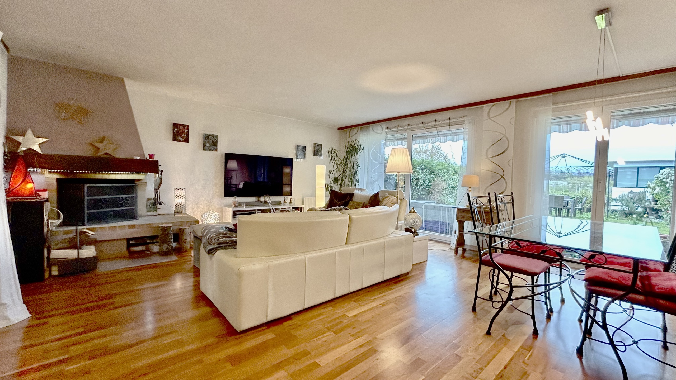 Wohnzimmer mit Essbereich und Kamin