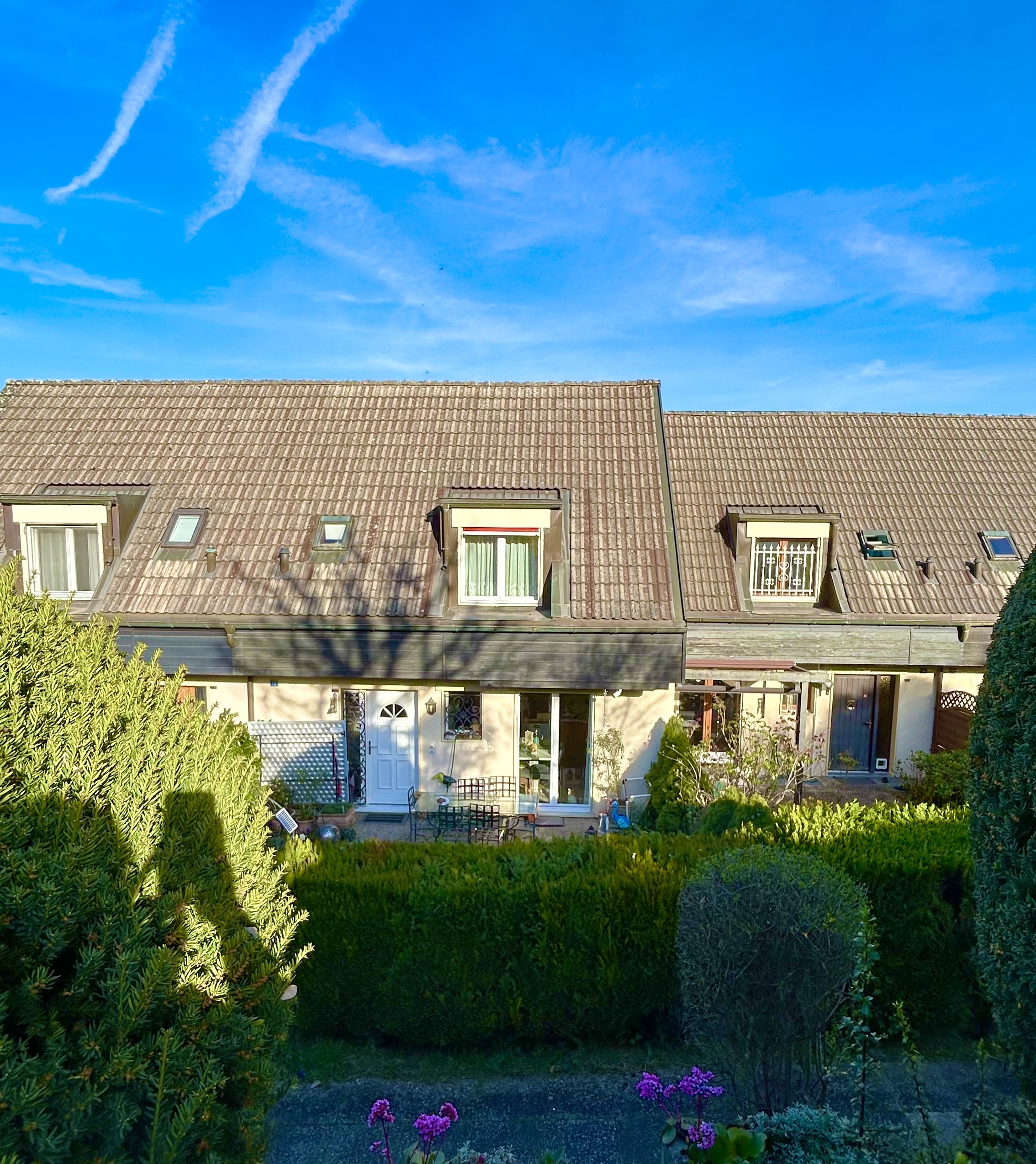 Reihenhaus mit Satteldach und Vorgarten