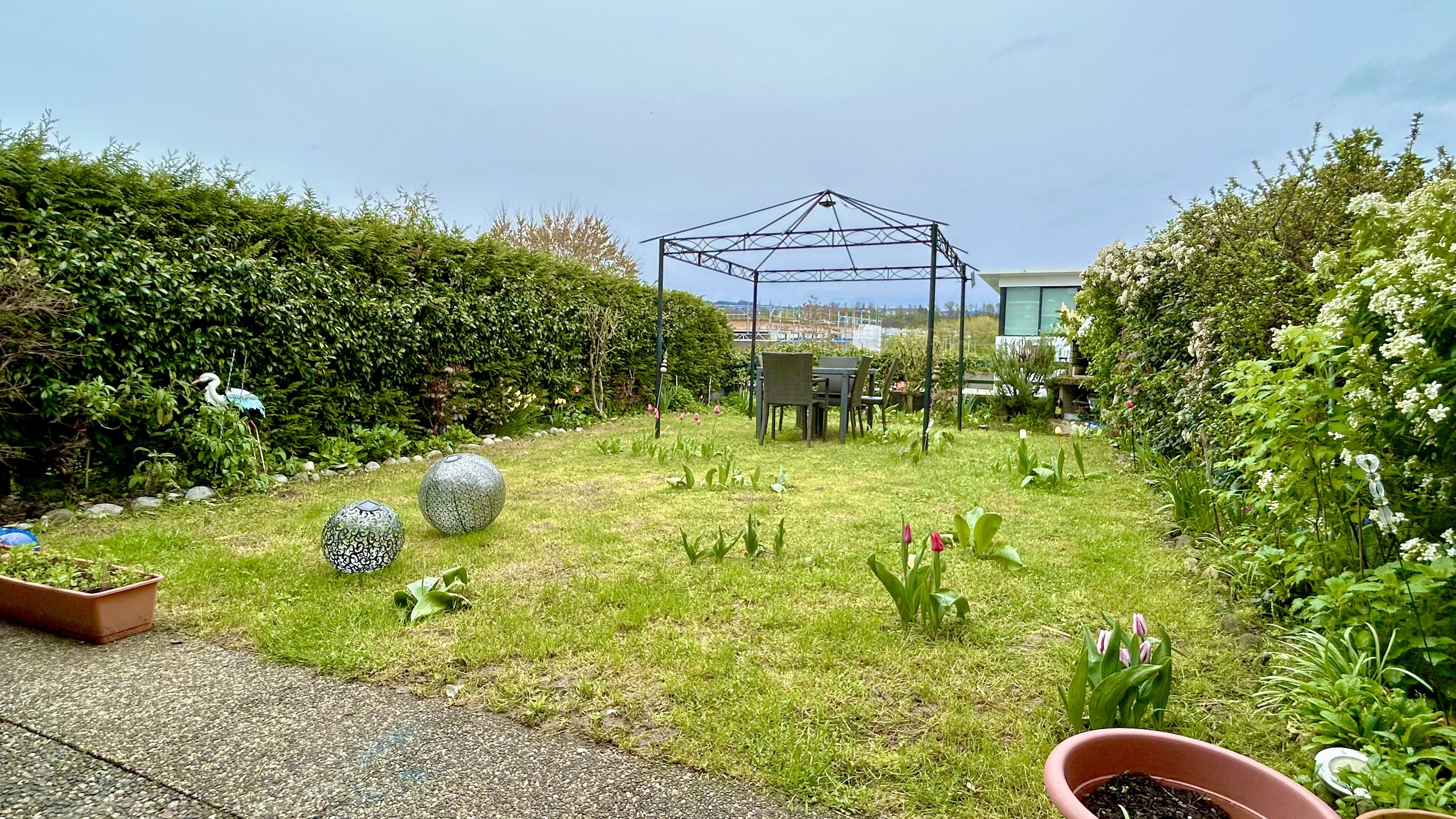 Gepflegter Garten mit Sitzbereich