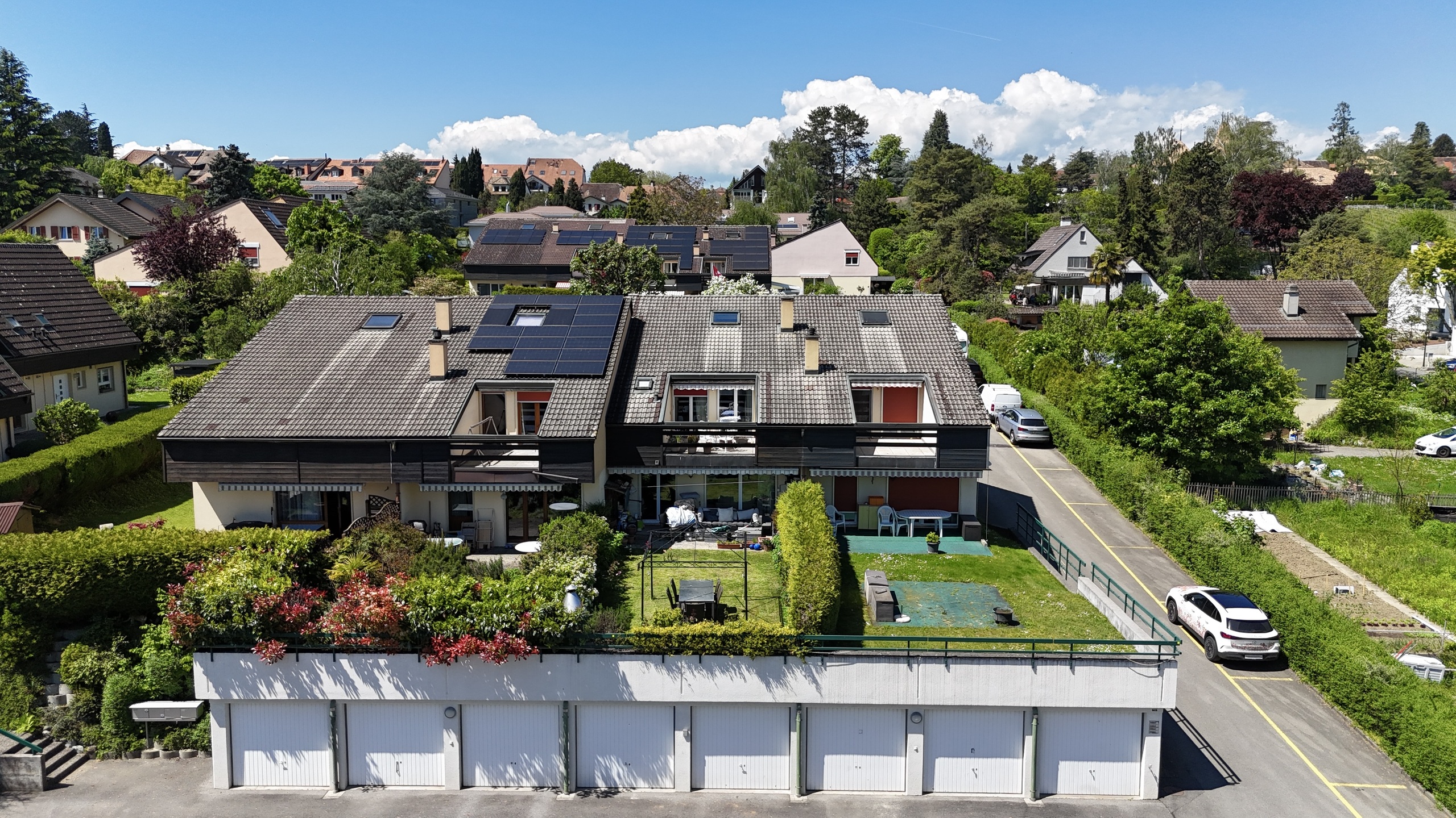 Wohnhaus mit Gärten und Solaranlagen