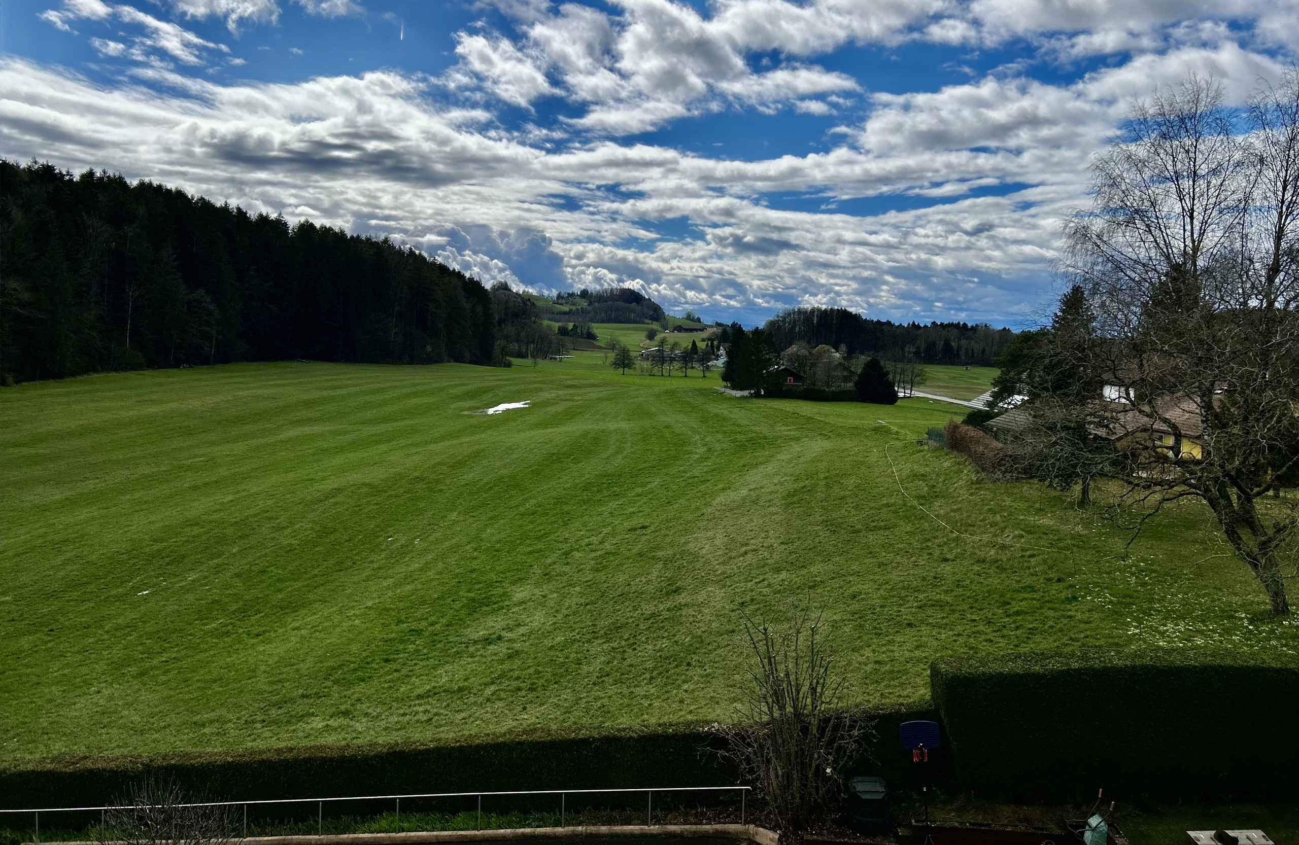 Weite Landschaft mit grünem Tal