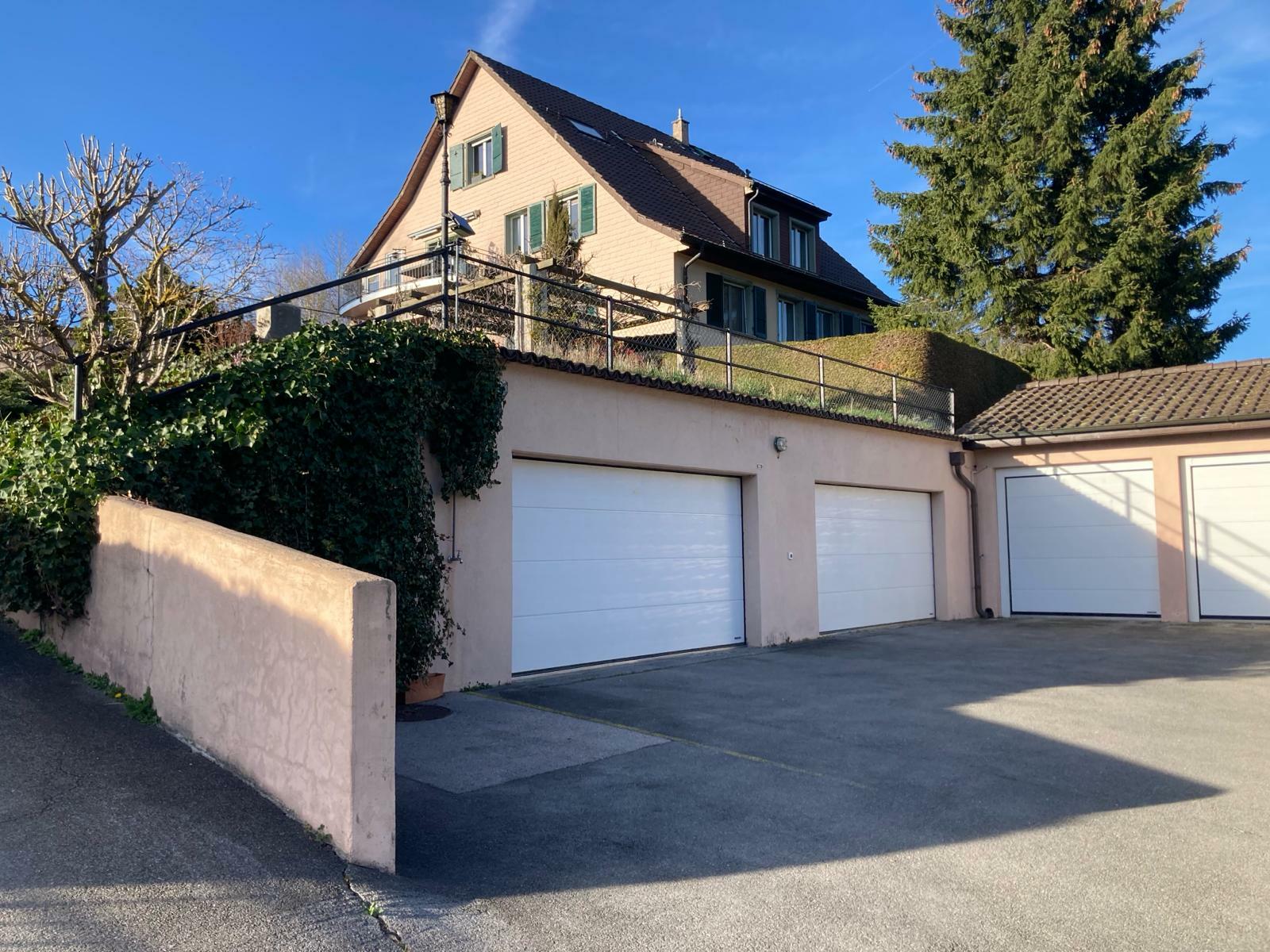 Mehrstöckiges Wohnhaus mit Garagenzufahrt