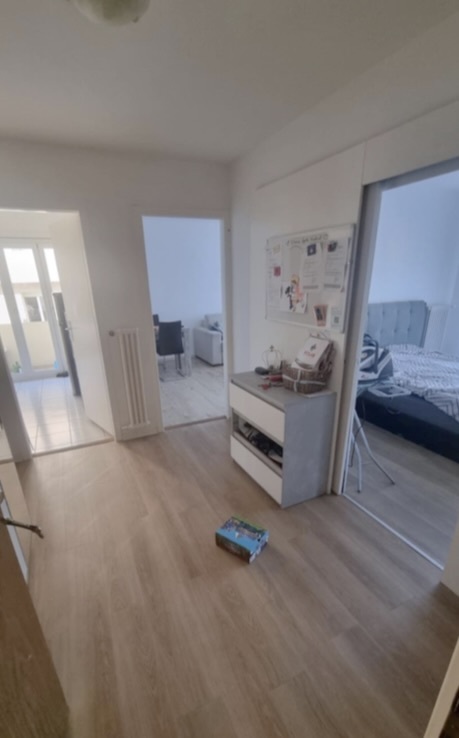 Heller Wohnungsflur mit Blick in Schlafzimmer und Nebenräume