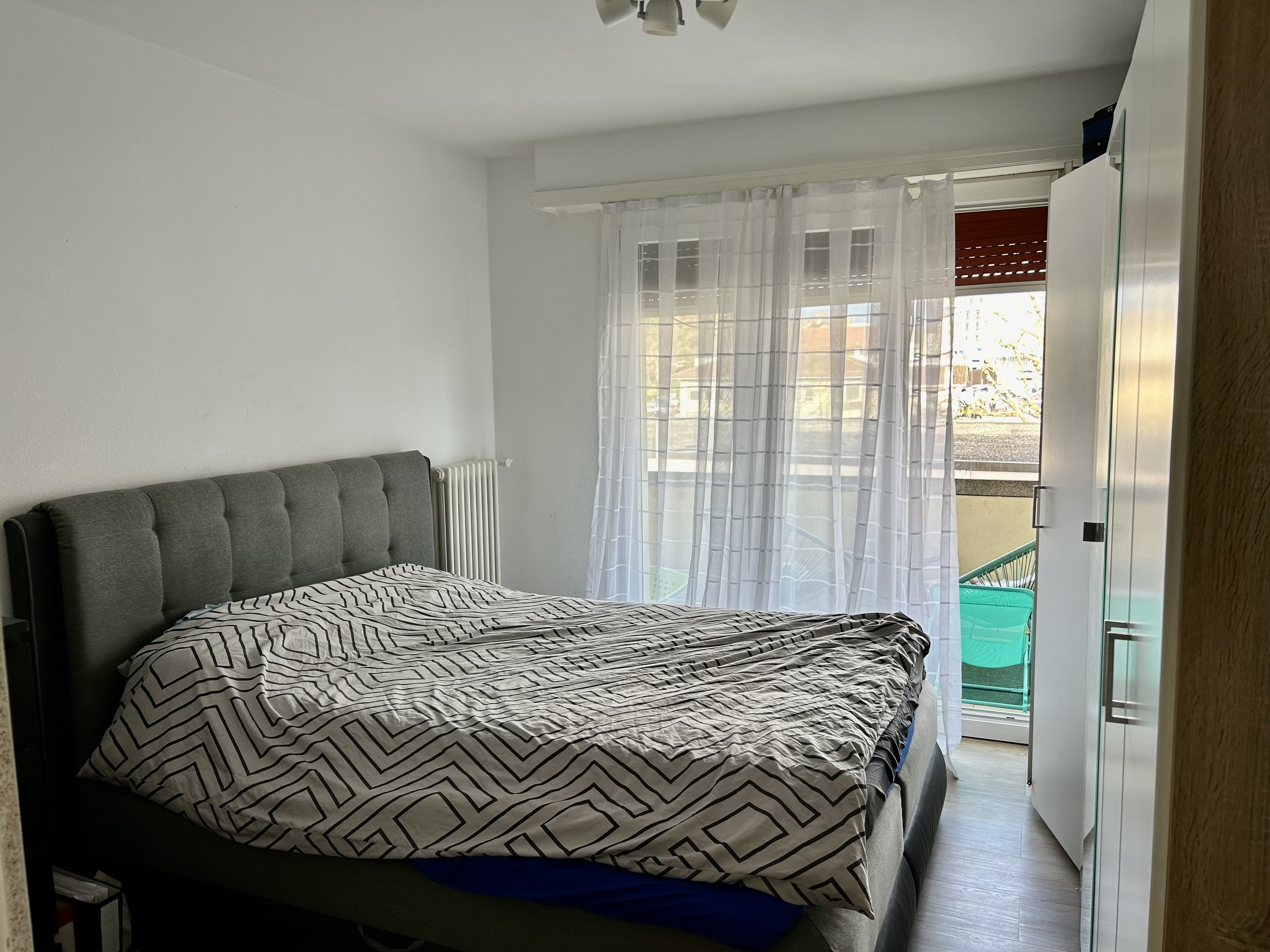 Schlafzimmer mit Bett am Fenster