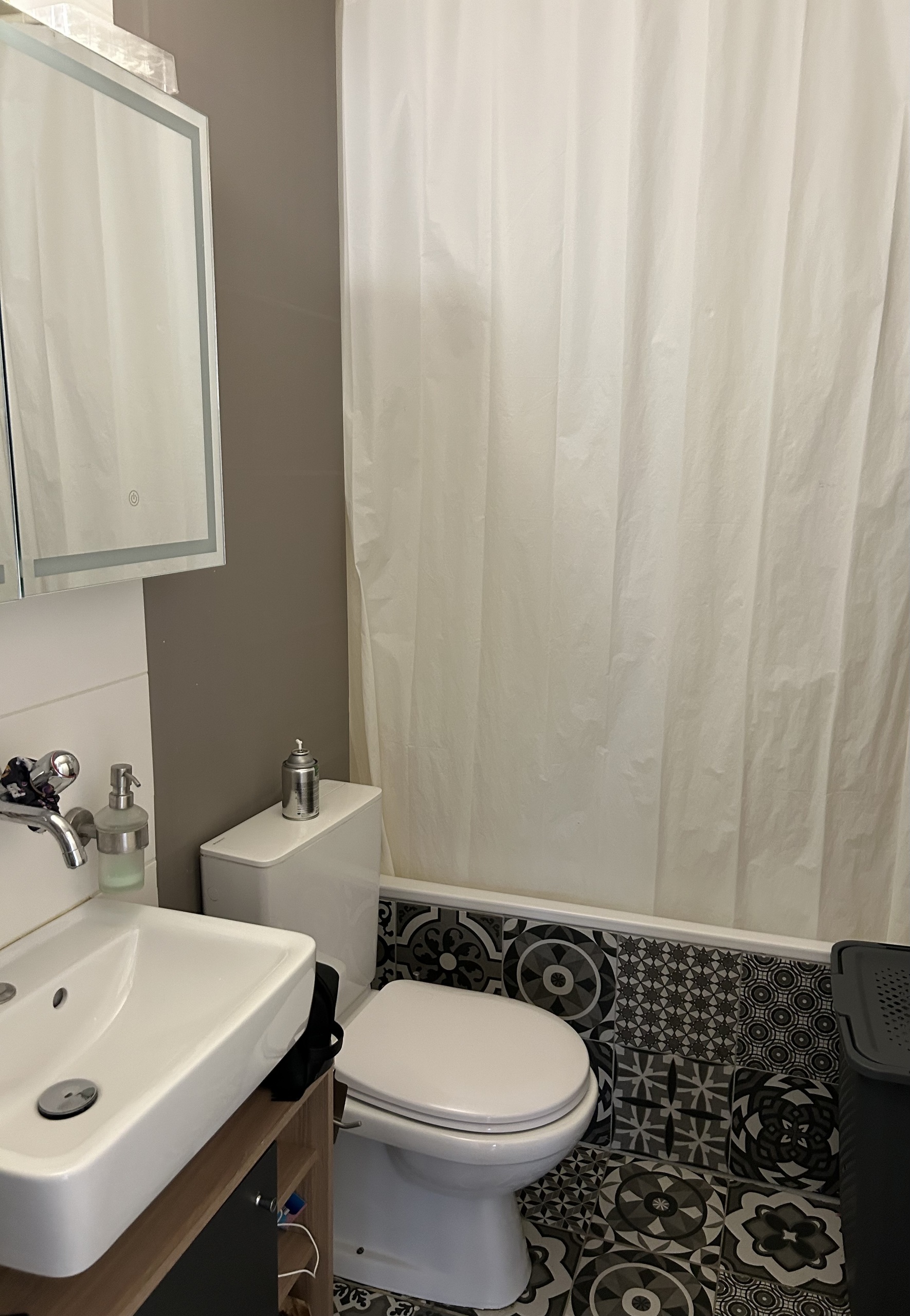 Kleines Badezimmer mit WC und Waschbecken