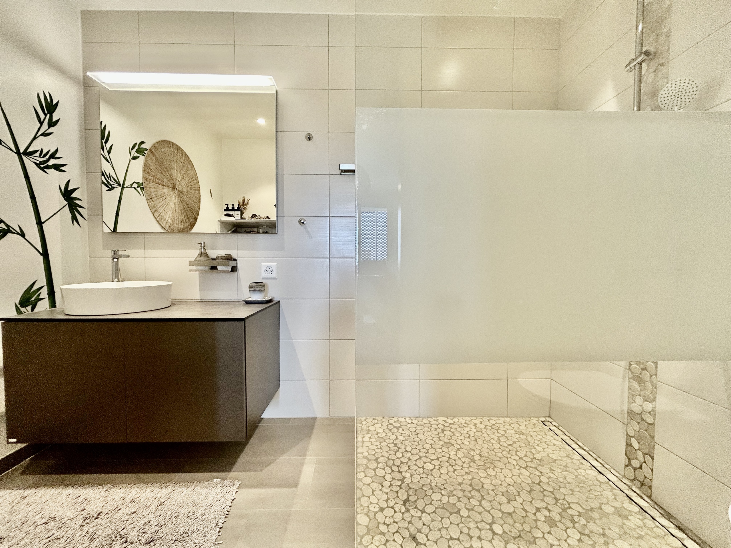 Modernes Badezimmer mit begehbarer Dusche