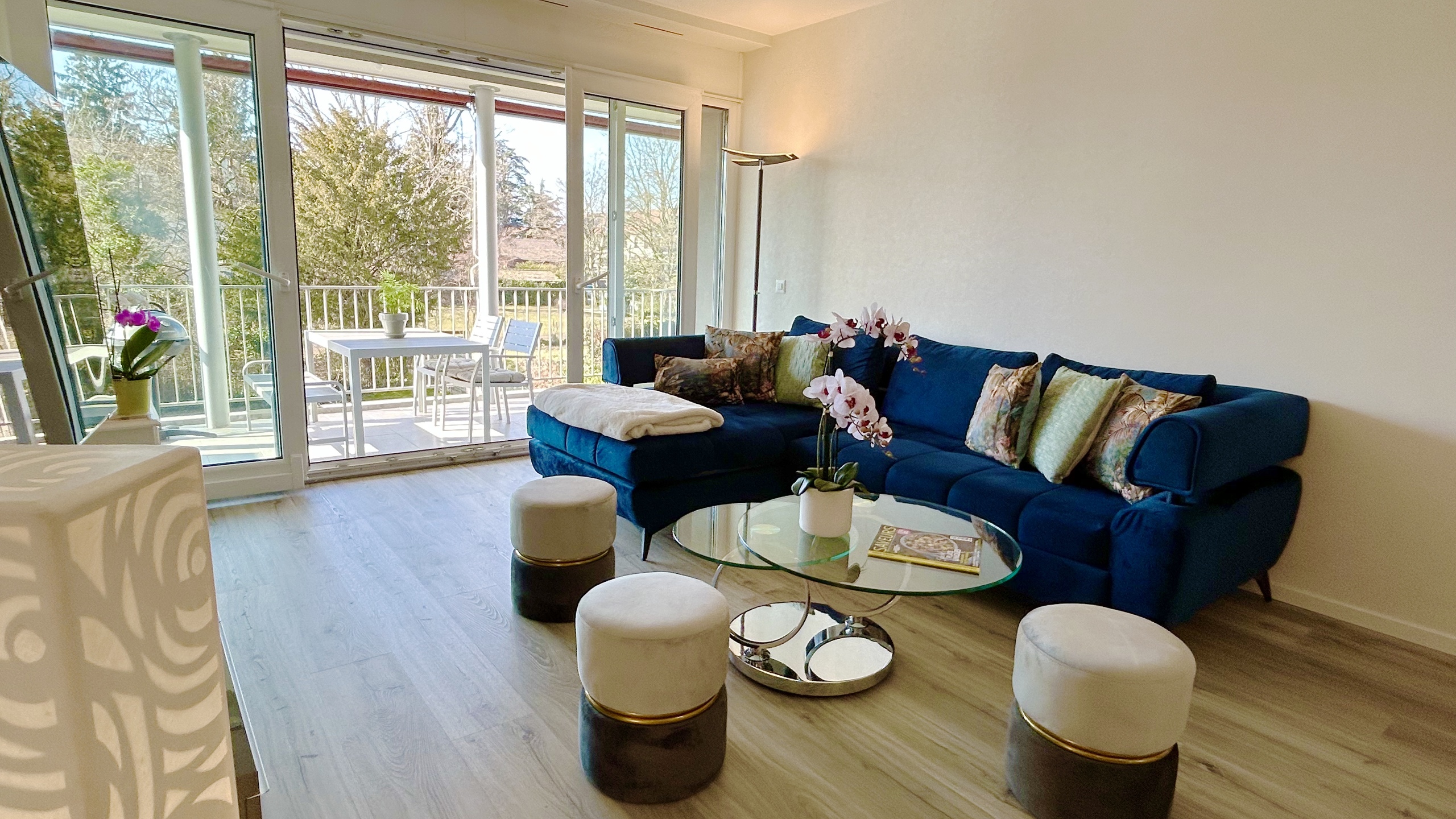Helles Wohnzimmer mit Balkonblick