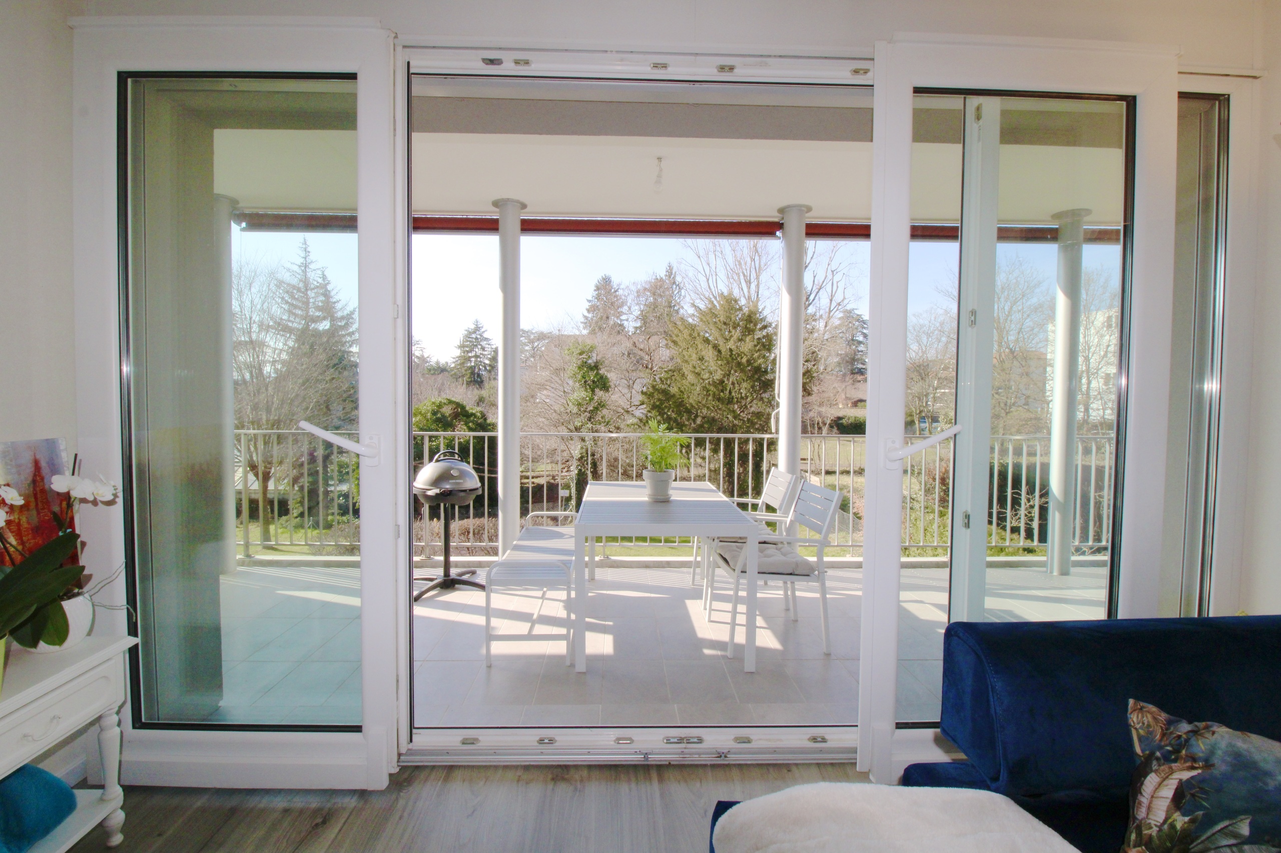 Wohnzimmer mit Blick auf die Terrasse