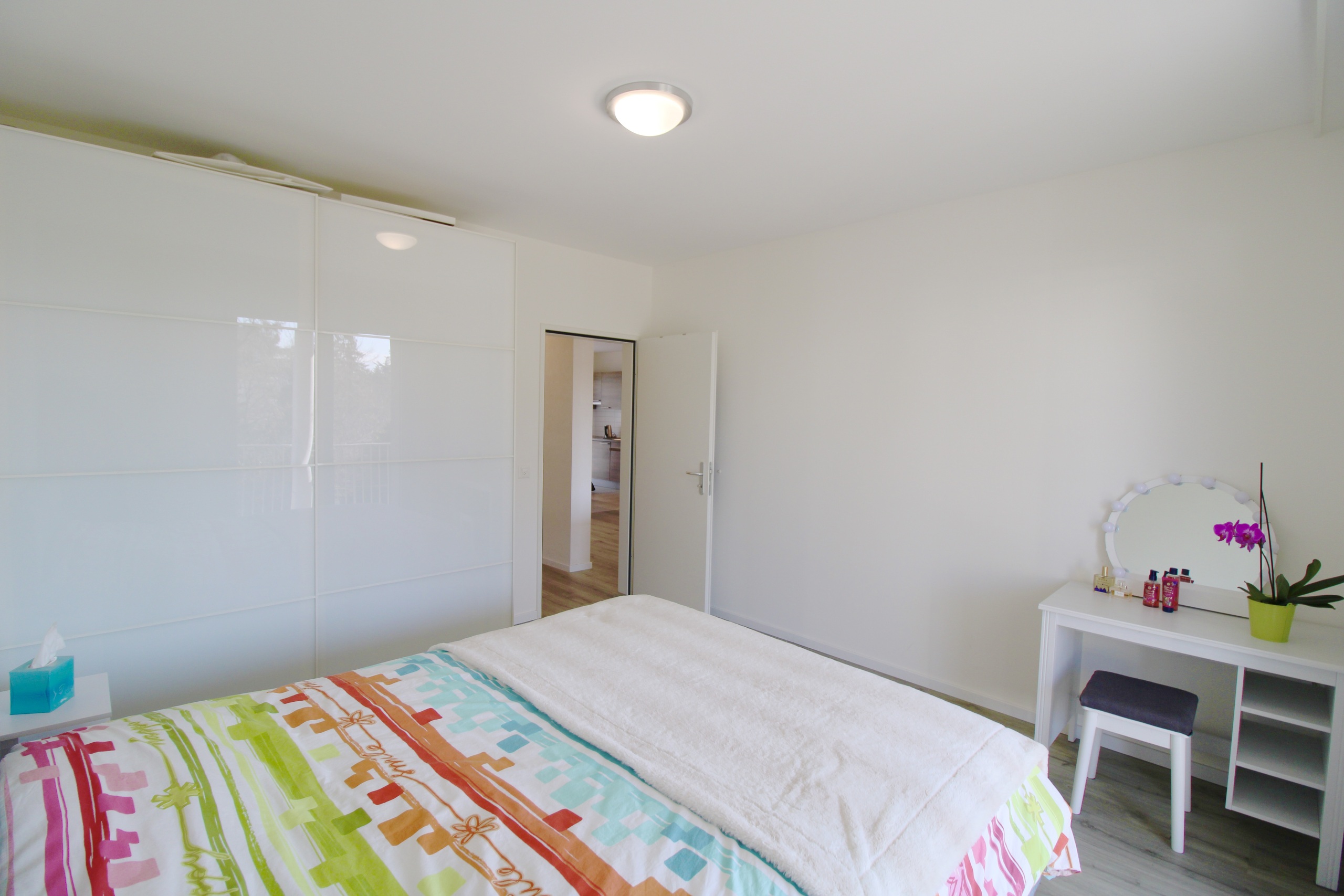 Helles Schlafzimmer mit weißer Einrichtung