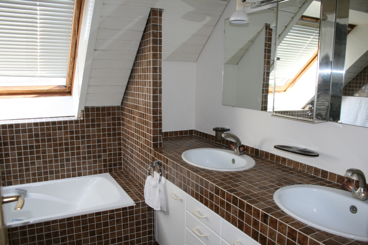 Badezimmer mit Dachschrägen und Doppelwaschtisch