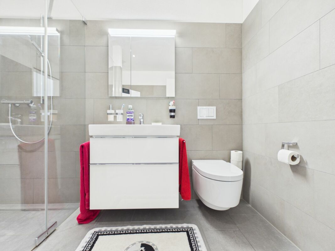 Modernes Badezimmer mit Dusche und WC