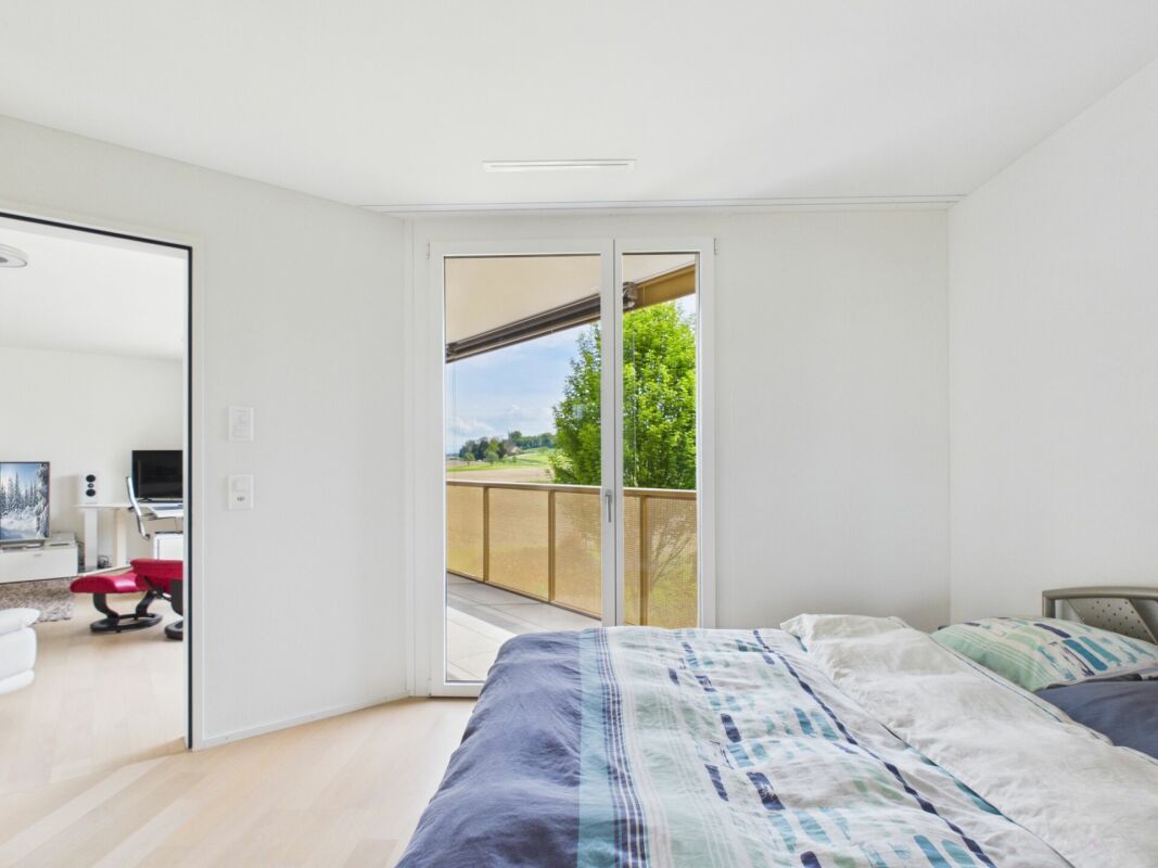 Helles Schlafzimmer mit Balkonblick