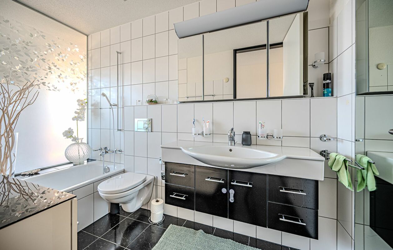 Modernes Badezimmer mit Badewanne, Waschtisch und WC