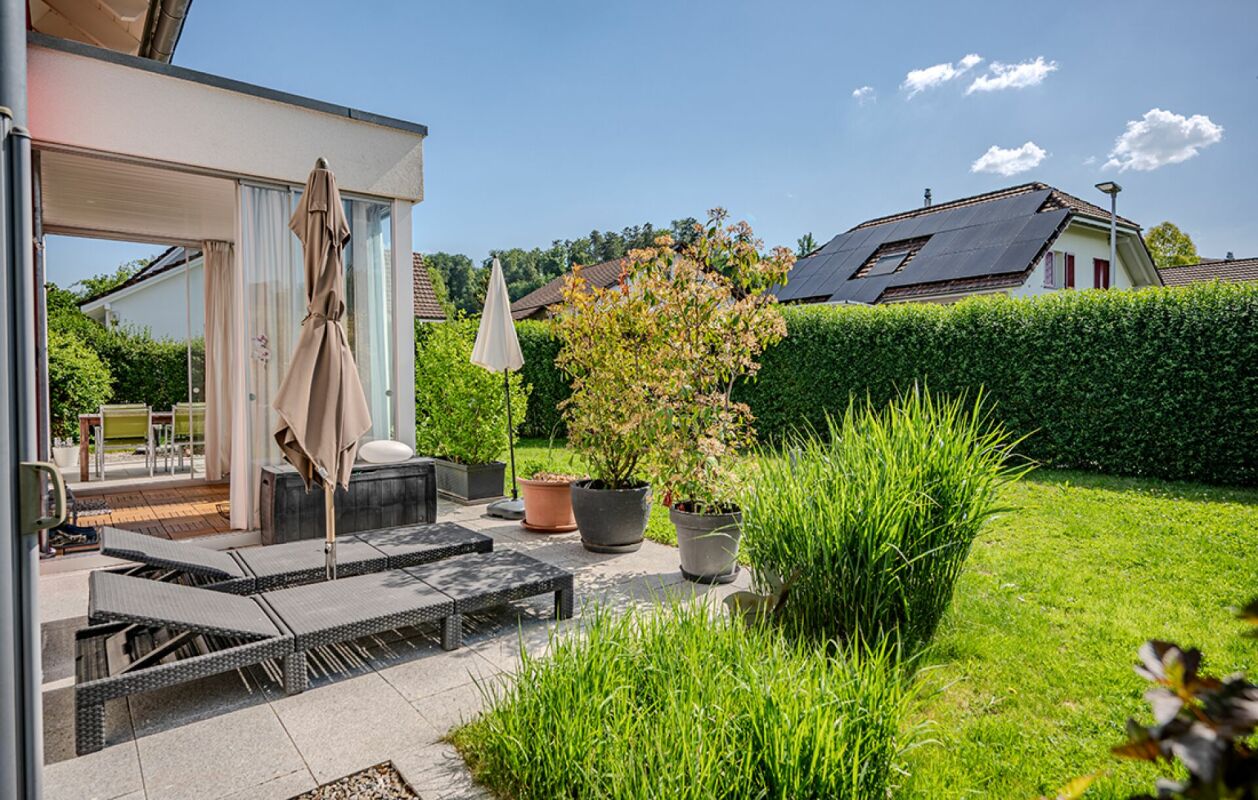 Terrasse mit Garten und Lounge-Möbeln