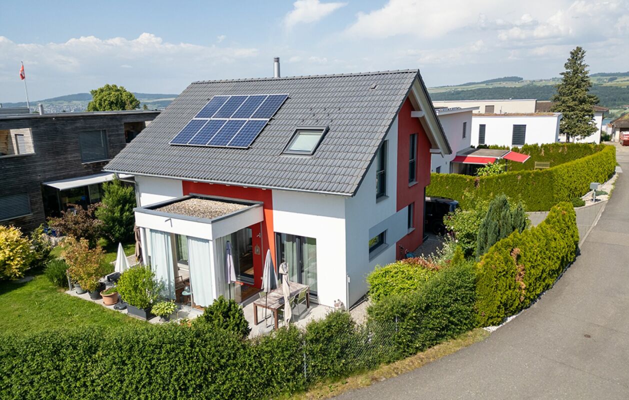 Wohnhaus mit Garten und Solarmodulen