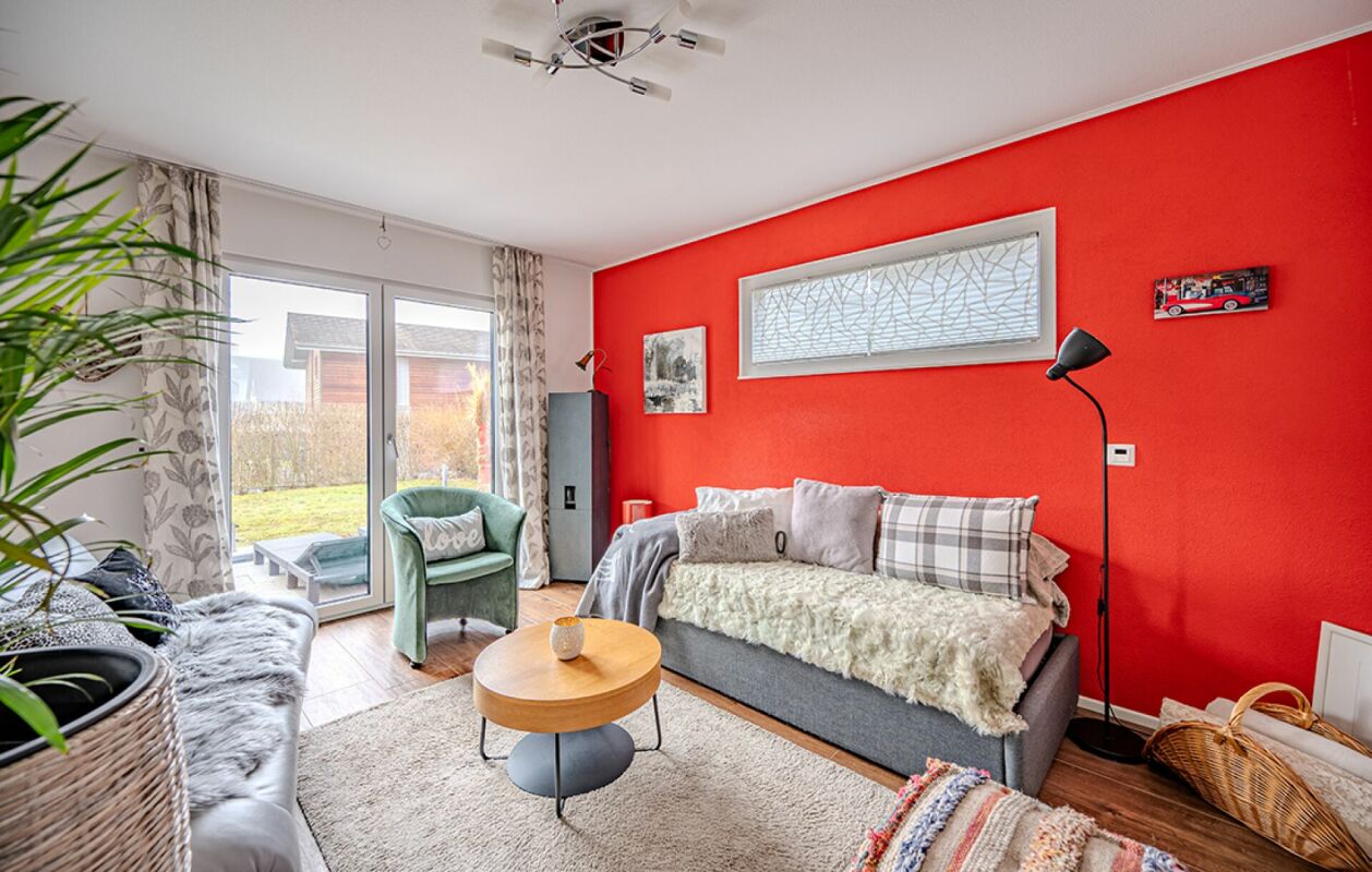 Helles Wohnzimmer mit roter Akzentwand