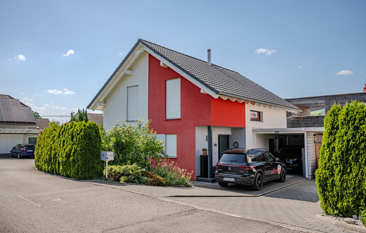 Wohnhaus mit Garage und Auffahrt