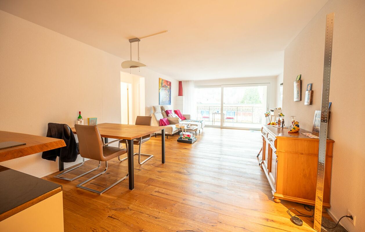Helles Wohn-Esszimmer mit Balkonblick