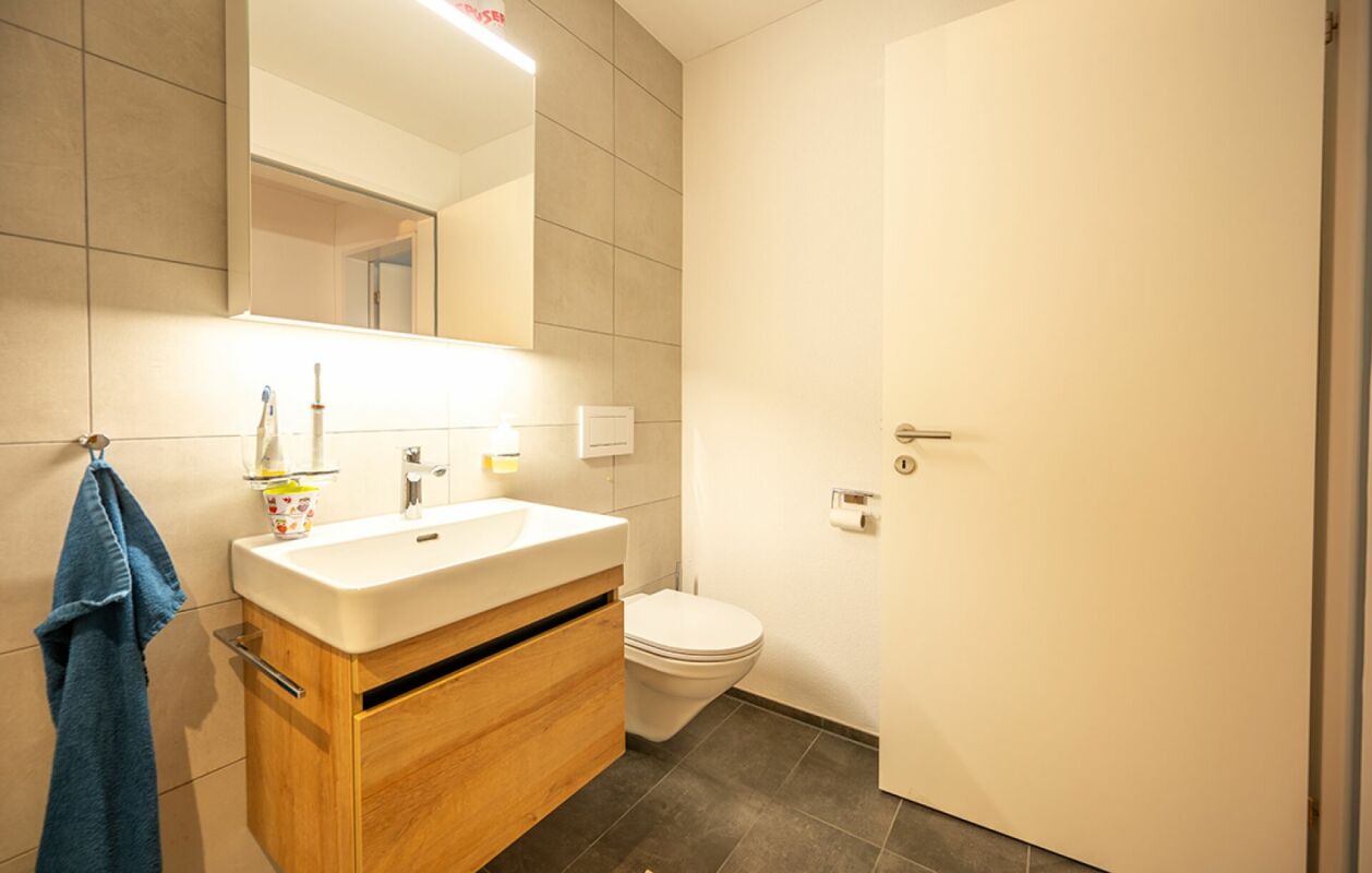 Modernes Gäste-WC mit Waschtisch und WC
