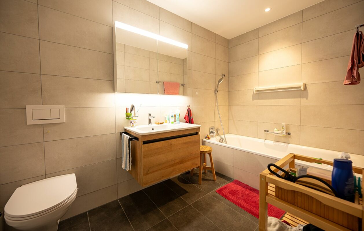 Modernes Badezimmer mit Badewanne und Waschtisch