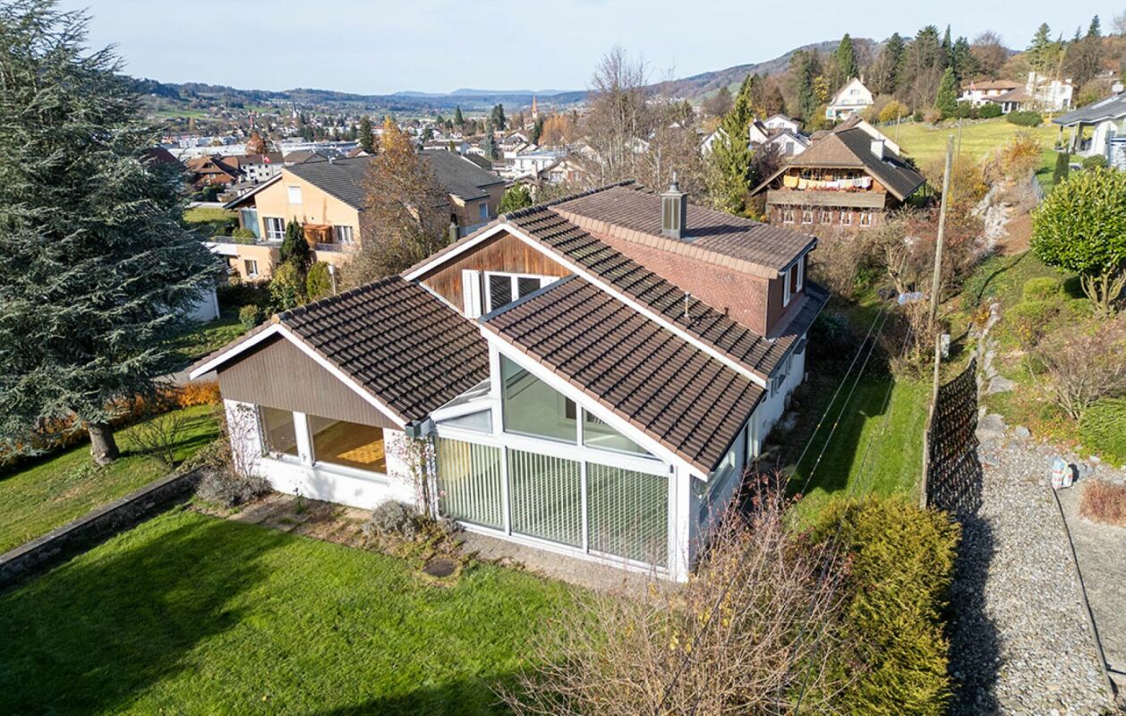 Luftaufnahme eines Einfamilienhauses mit Satteldächern
