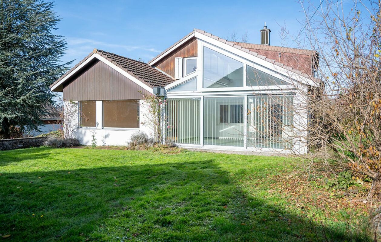Außenansicht eines Einfamilienhauses mit Garten