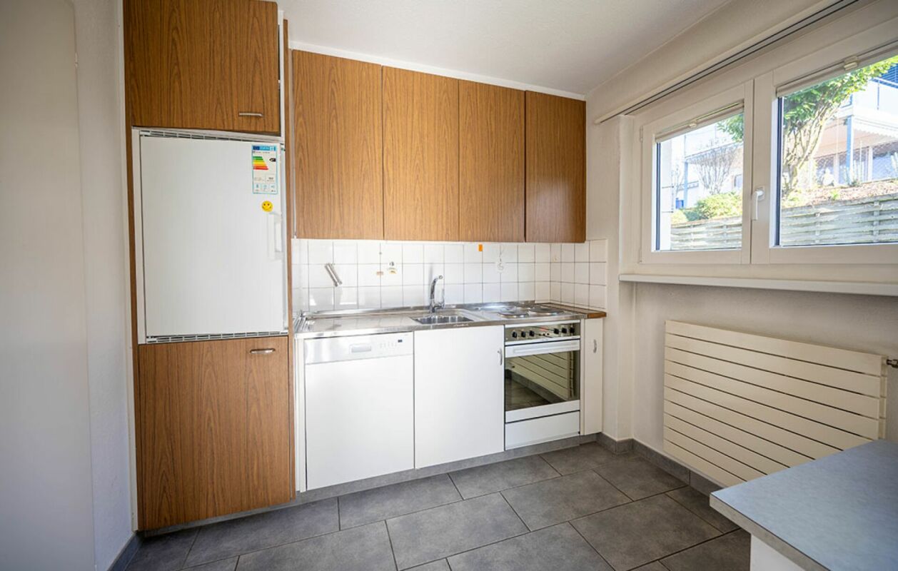Kleine Einbauküche mit Fenster