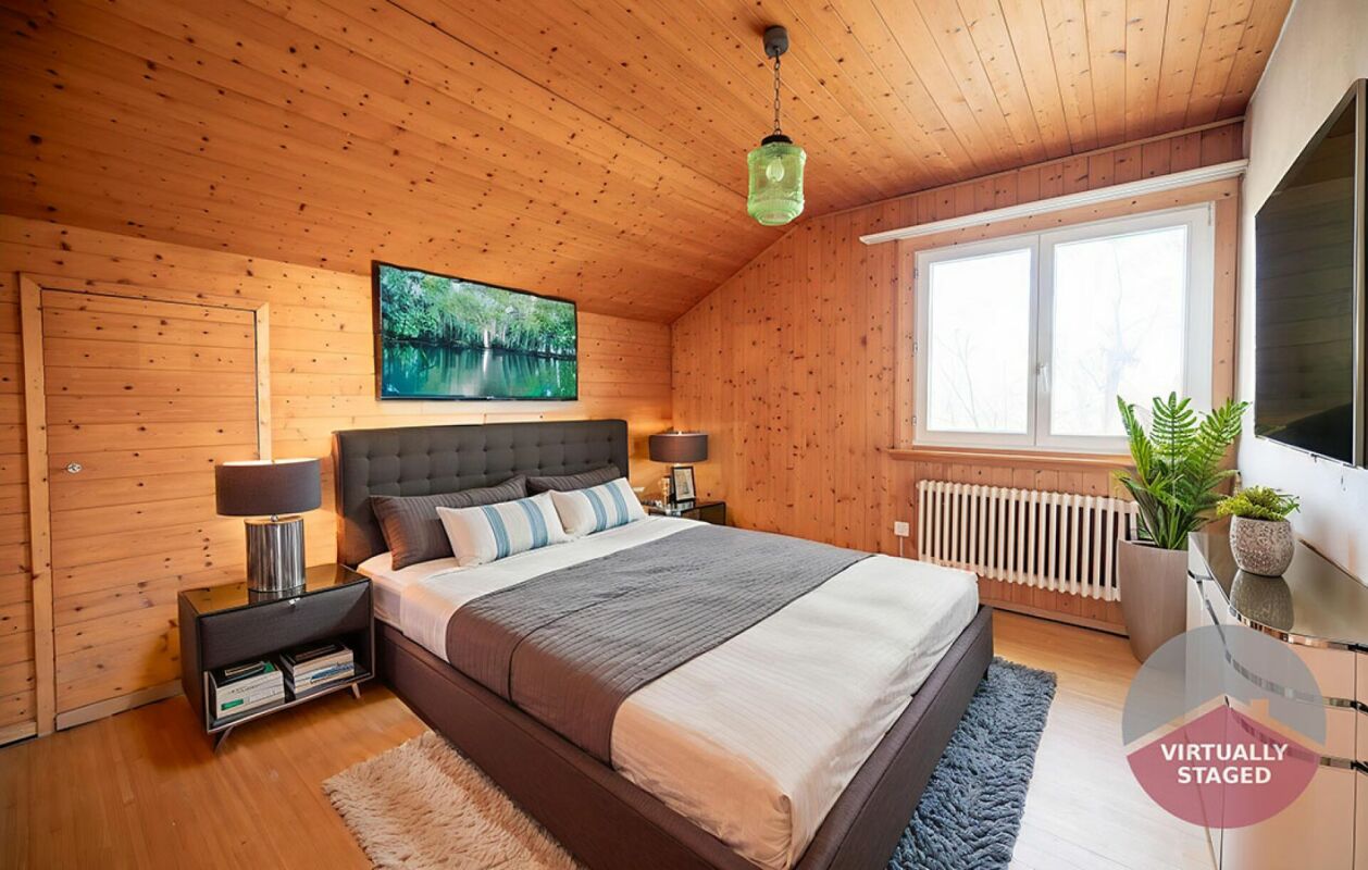 Gemütliches Schlafzimmer mit Holzvertäfelung