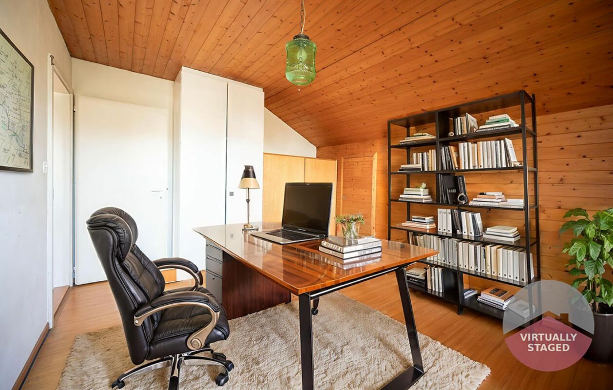 Virtuell gestagtes Arbeitszimmer mit Holzdecke