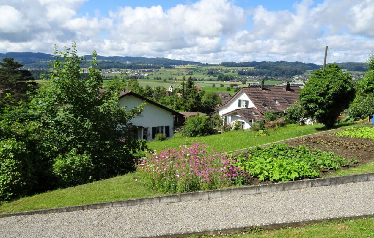 Ländliche Hanglage mit Garten und Talblick