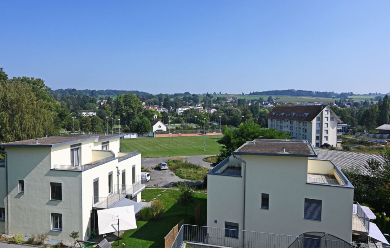 Wohngebiet mit Blick über Grünflächen und Häuser