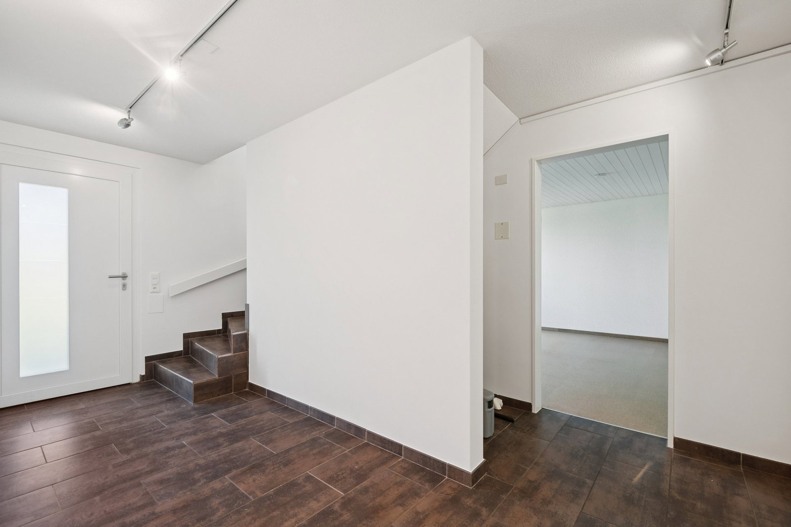Heller Eingangsbereich mit Treppe und Türöffnungen