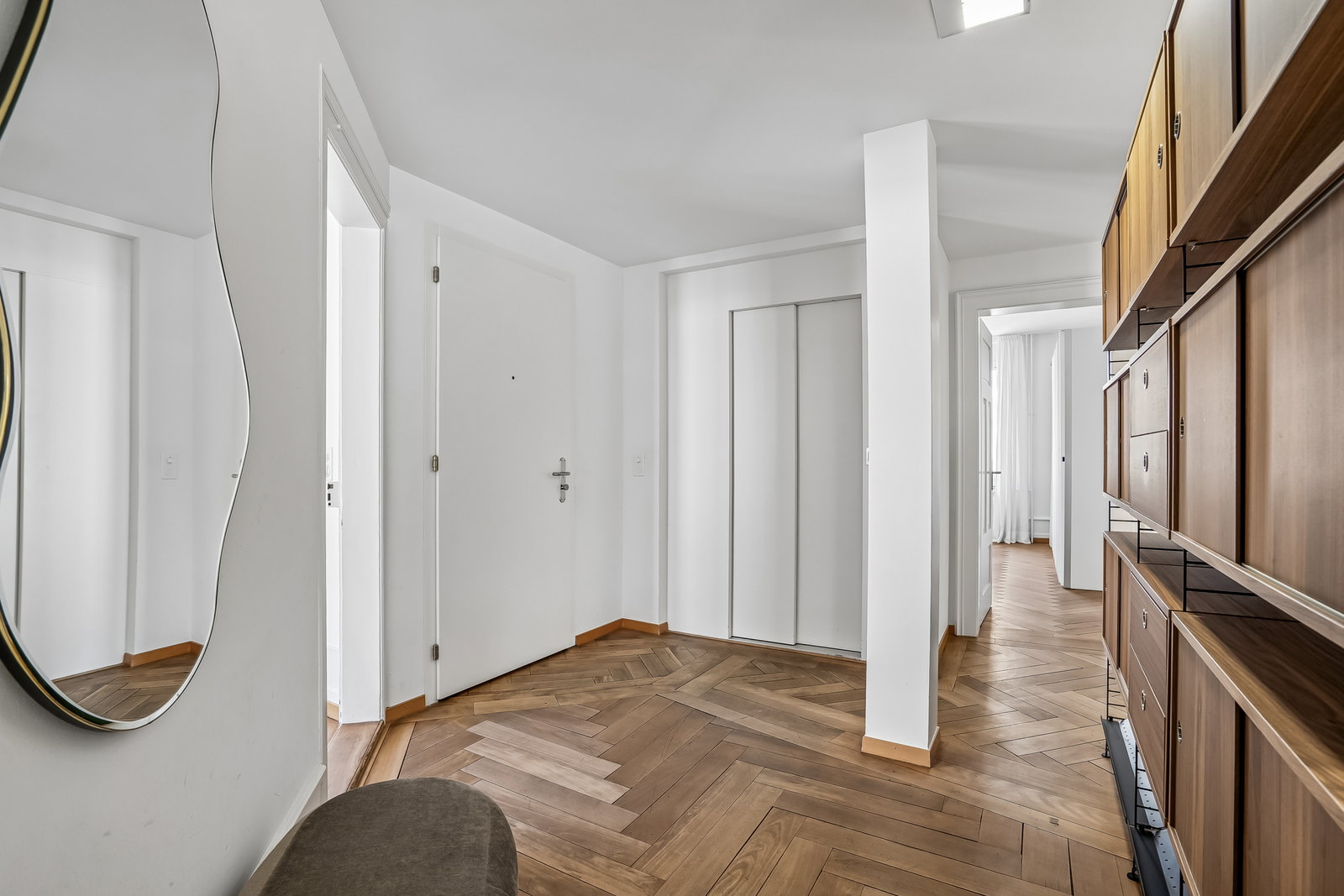 Heller Eingangsbereich mit Holzparkett und Einbauschränken
