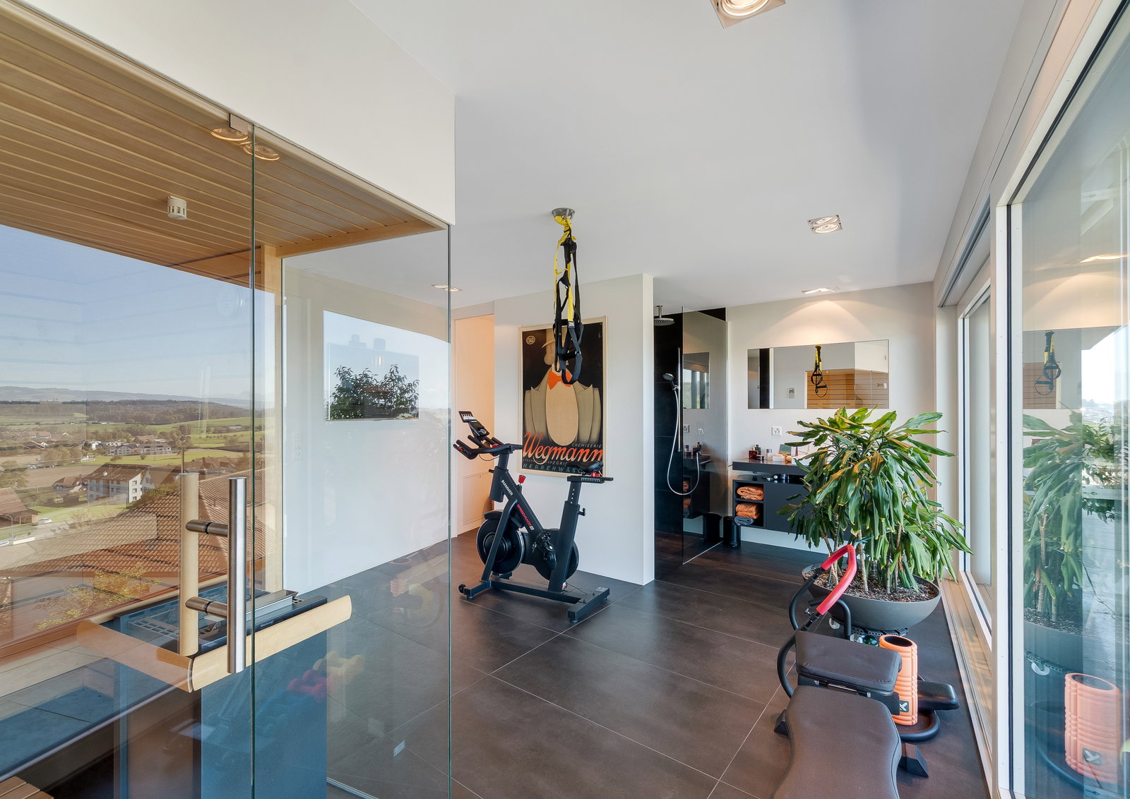 Modernes Home-Gym mit Glaswänden und Panoramablick