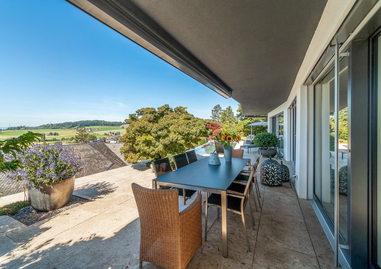 Großzügige Terrasse mit Panoramablick