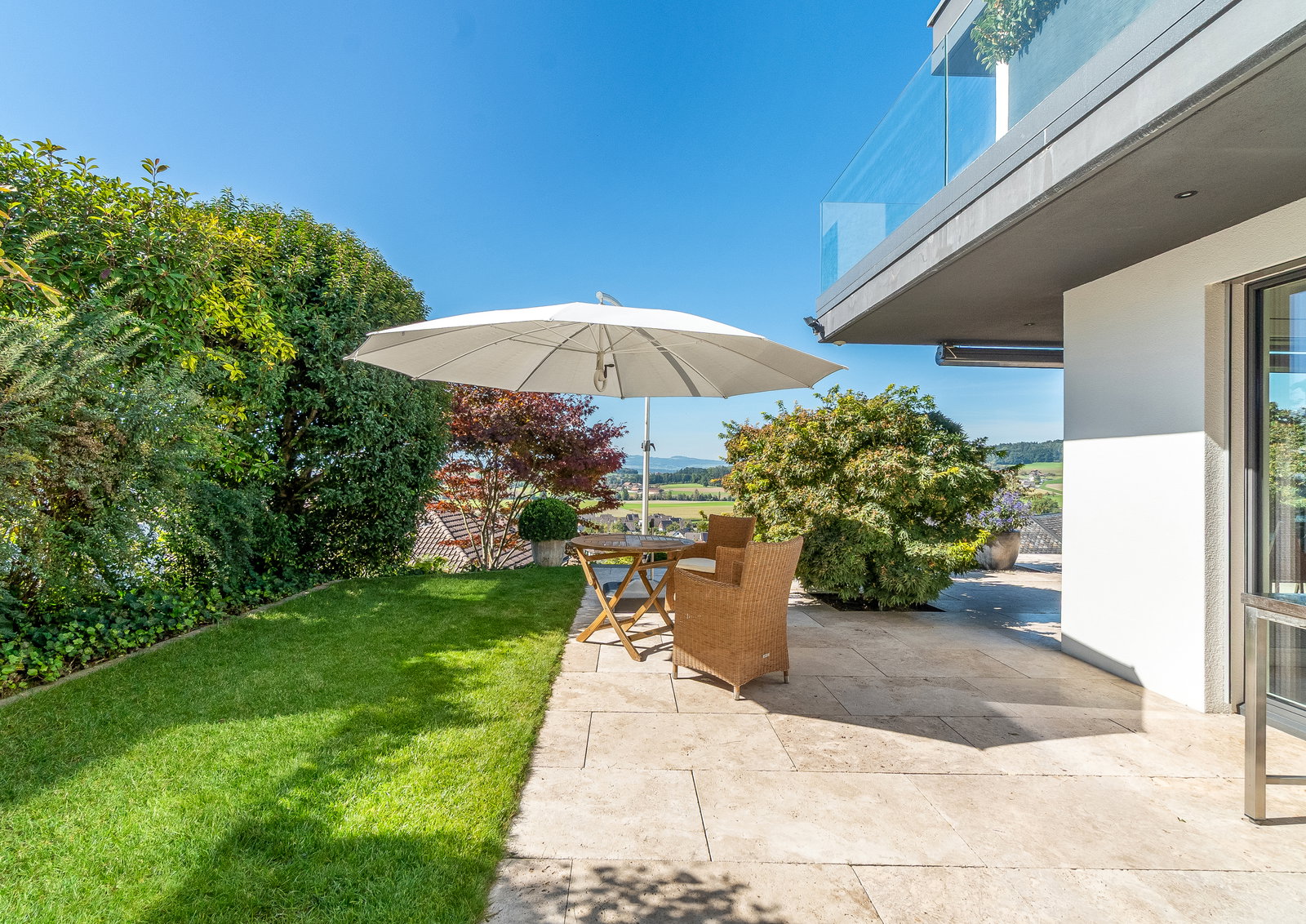 Moderne Terrasse mit Garten und Fernblick