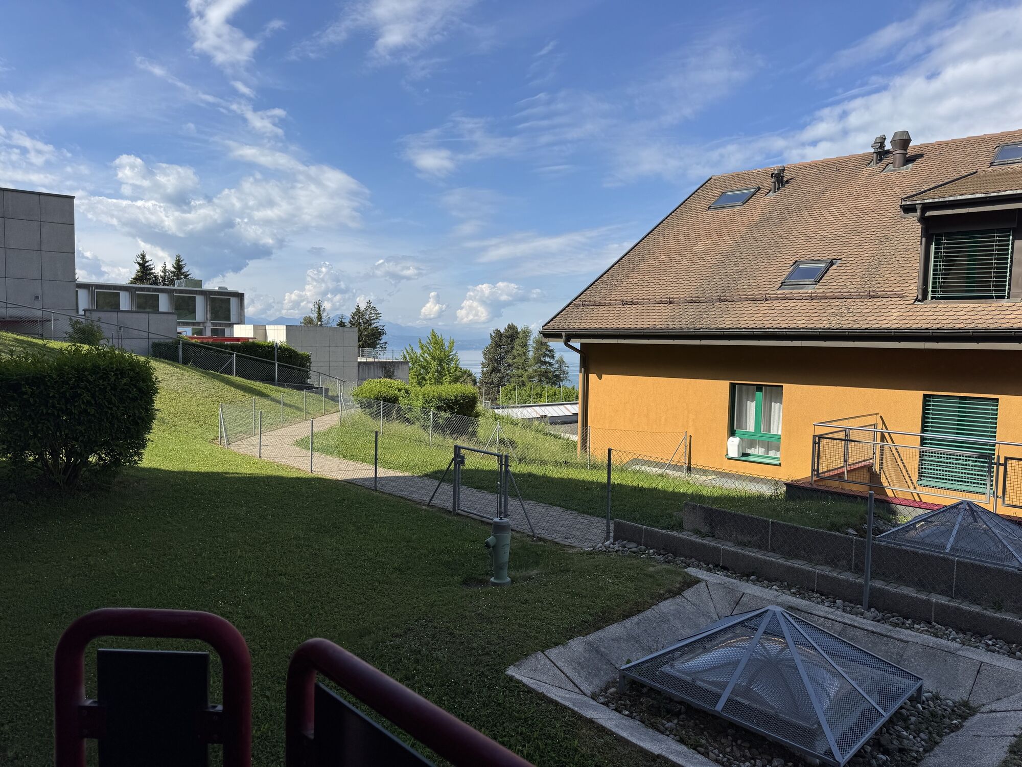 Außenansicht mit Hanglage und Seeblick