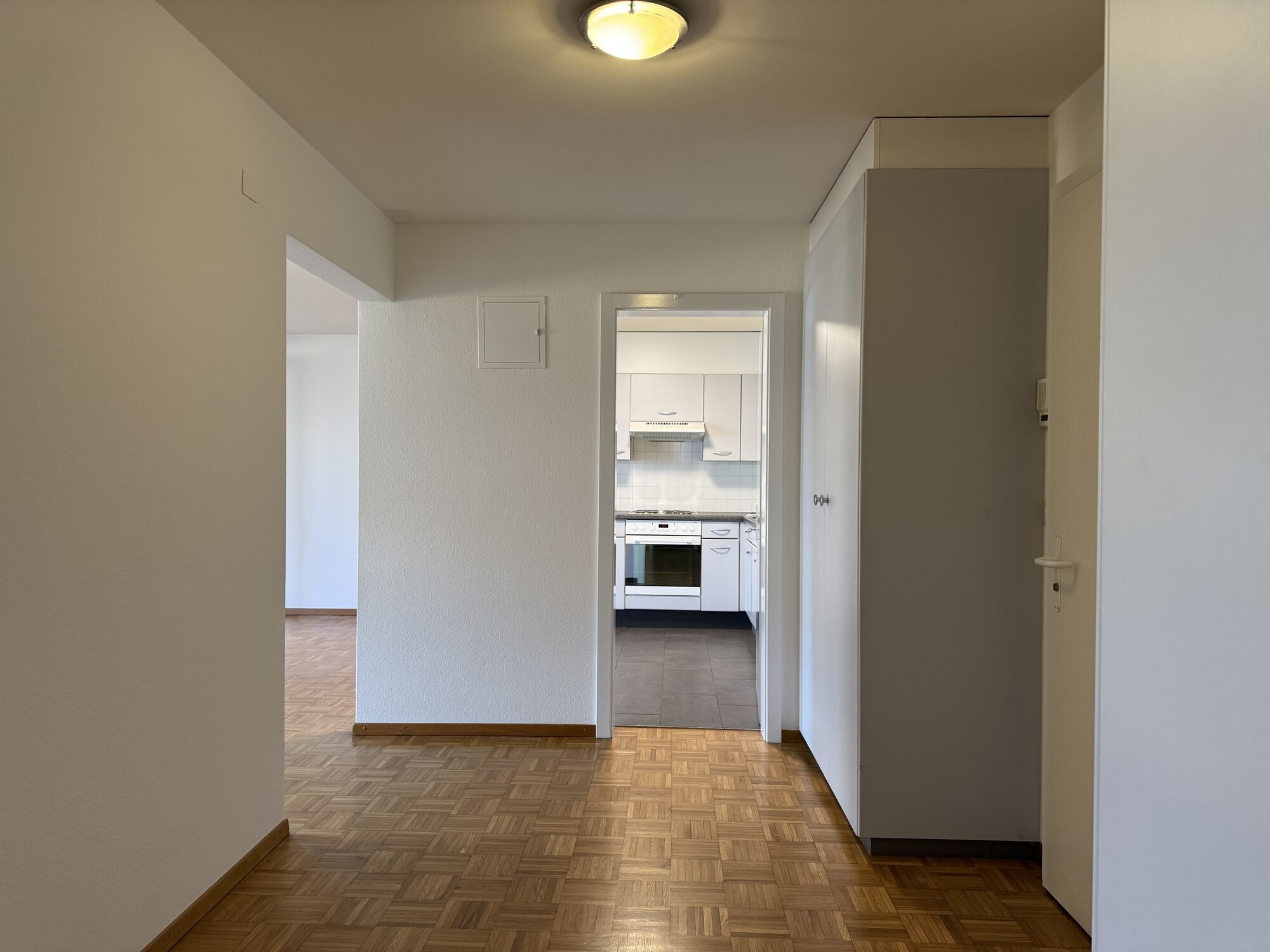Flur mit Blick in die Küche
