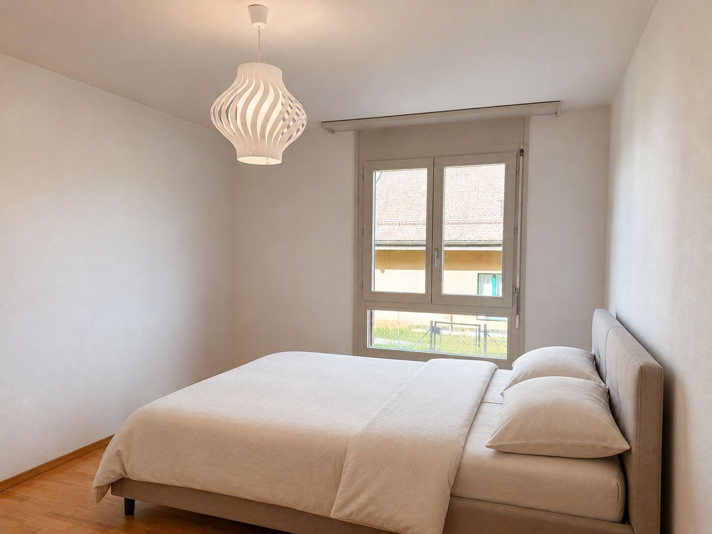 Helles Schlafzimmer mit Doppelbett