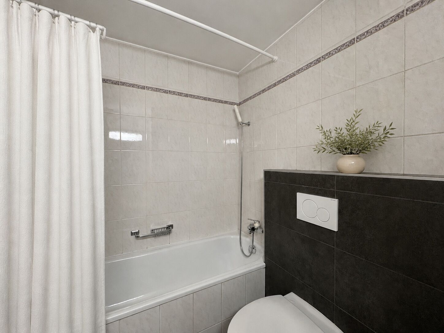 Badezimmer mit Wanne und WC