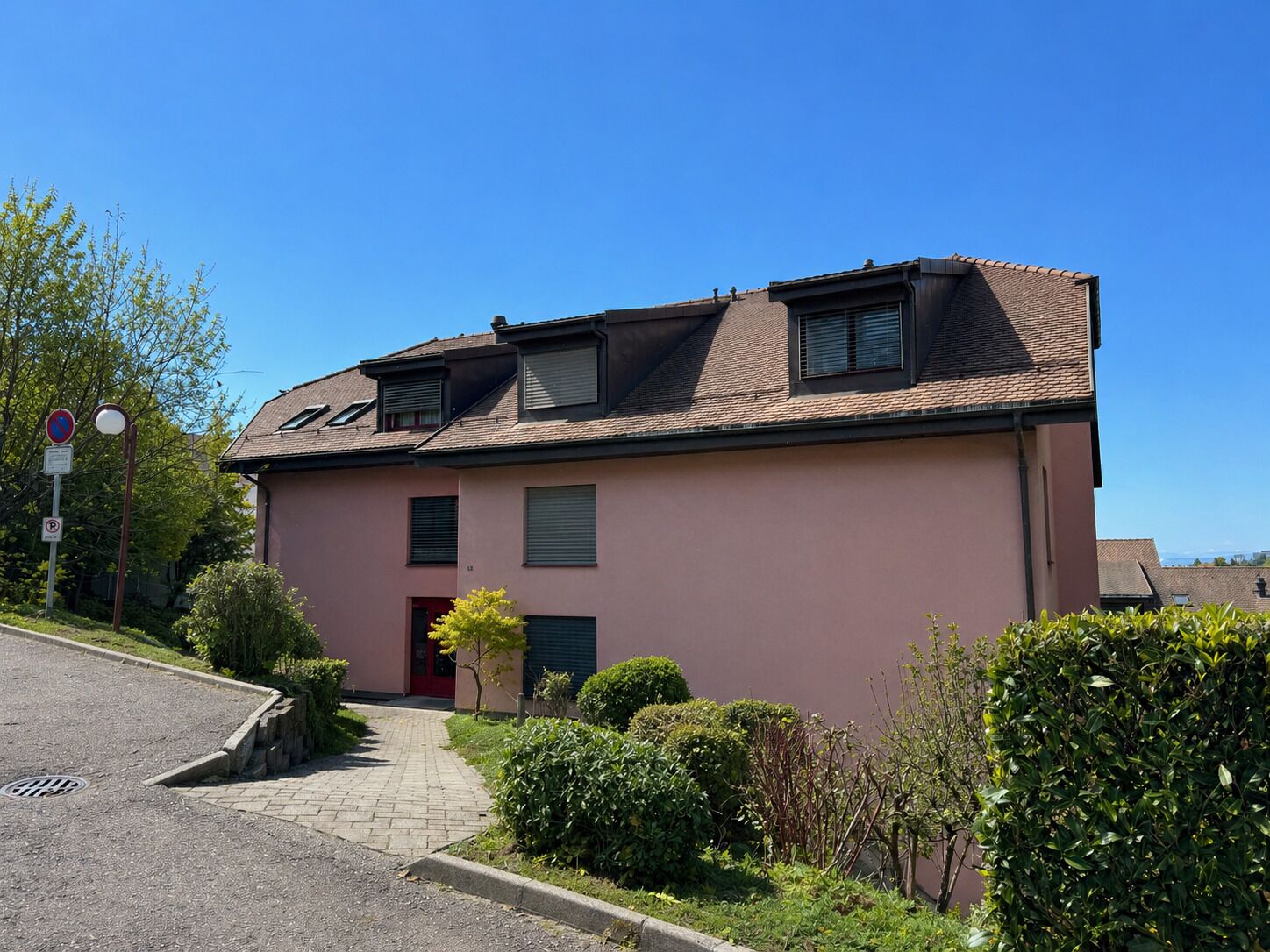 Wohnhaus mit begrüntem Vorgarten