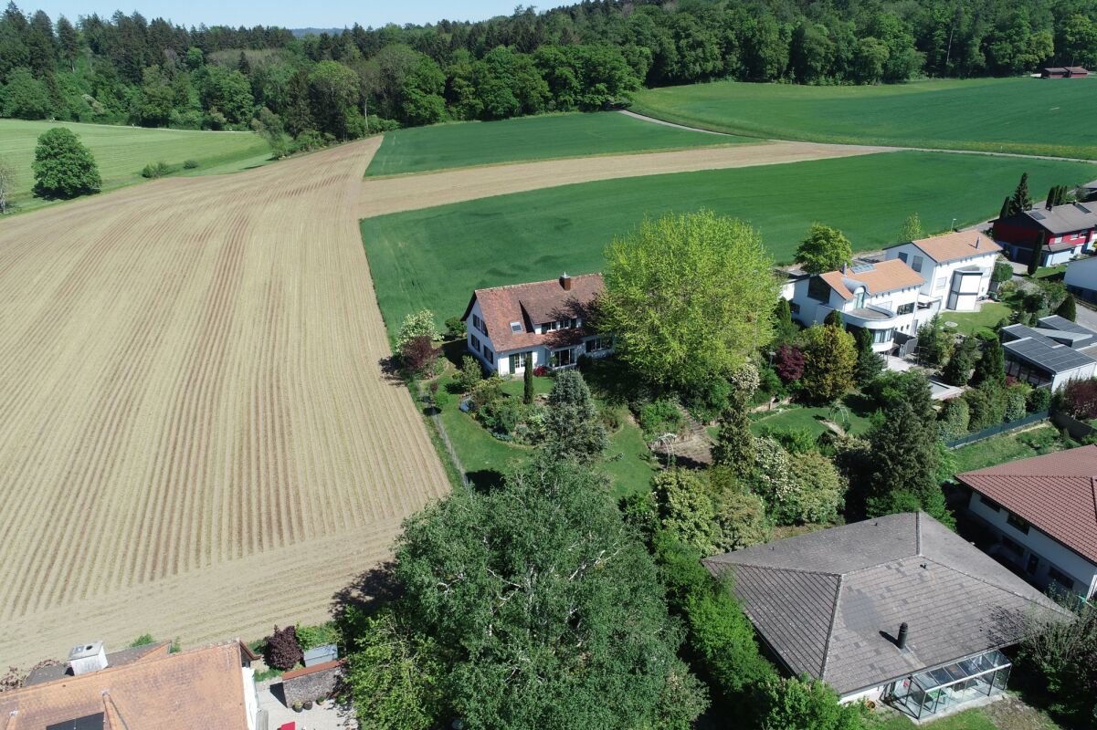 Luftaufnahme eines Wohngebiets am Feldrand